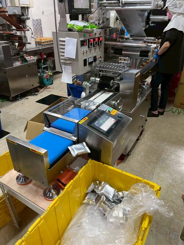 自動化升級實績:小袋包裝食品產線如何透過重量分選檢重機提升品質與效能 3 自動化升級實績:小袋包裝食品產線如何透過重量分選檢重機提升品質與效能(設備使用圖)