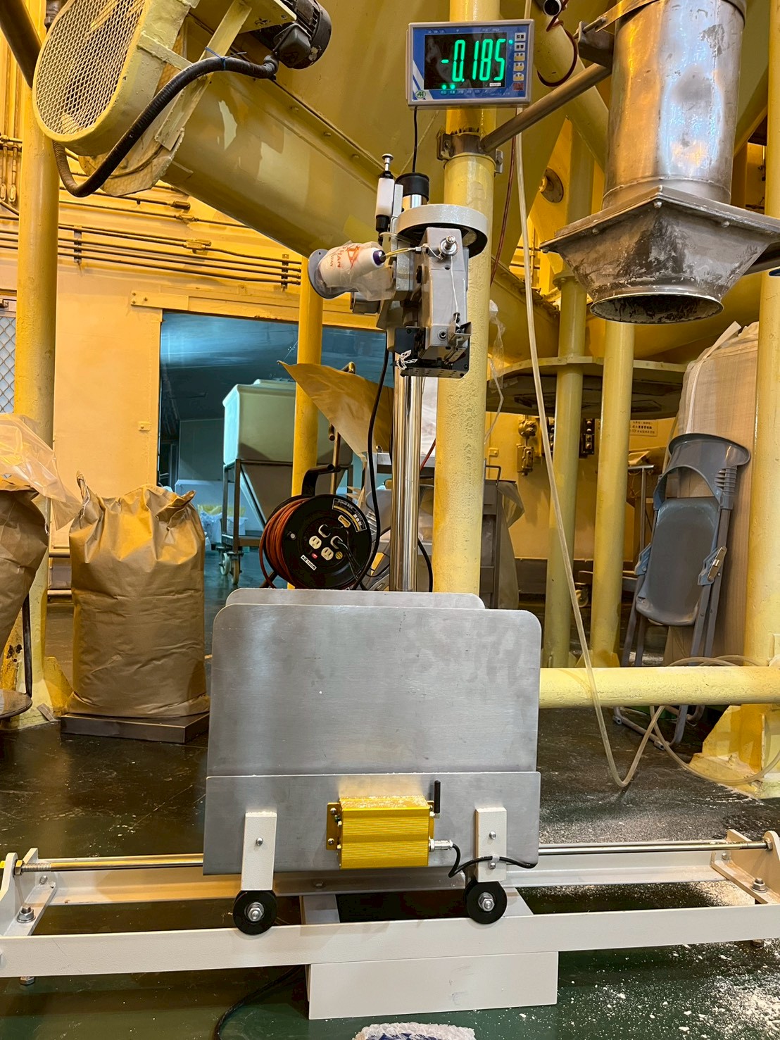 FN600A滑板式縫袋口機秤重電子秤 5 FN600A滑板式縫袋口機秤重電子秤-現場圖02