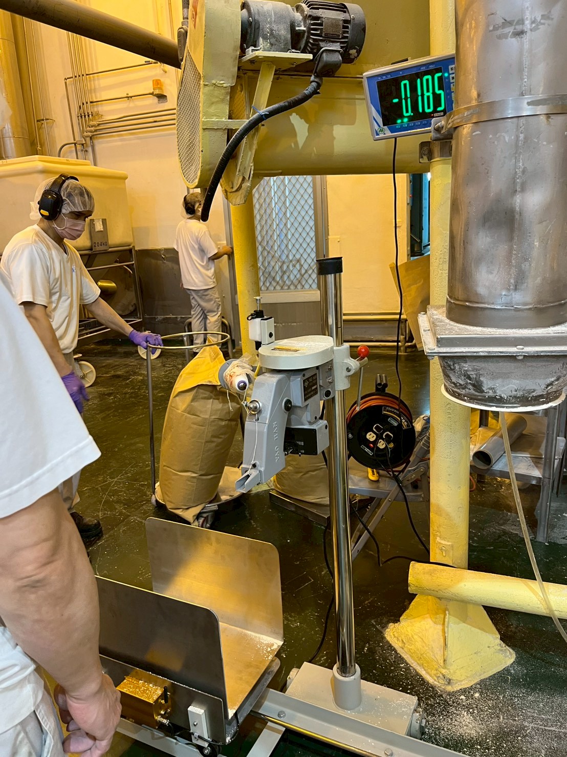 FN600A滑板式縫袋口機秤重電子秤 8 FN600A滑板式縫袋口機秤重電子秤-現場圖05